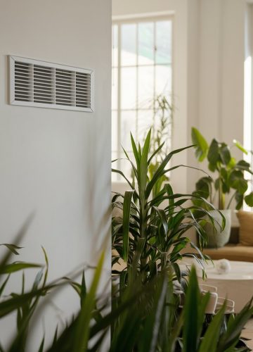 a-bright-airy-living-room-with-a-sleek-ventilation-SVKcqsO3RM61I47AmOCxow-Vm0T_xQDSiqKIXBmEAOAOw